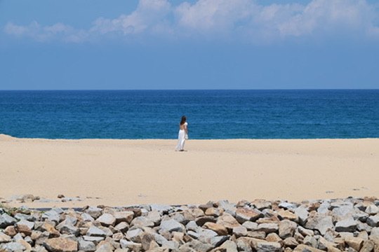 海边漫步女孩
